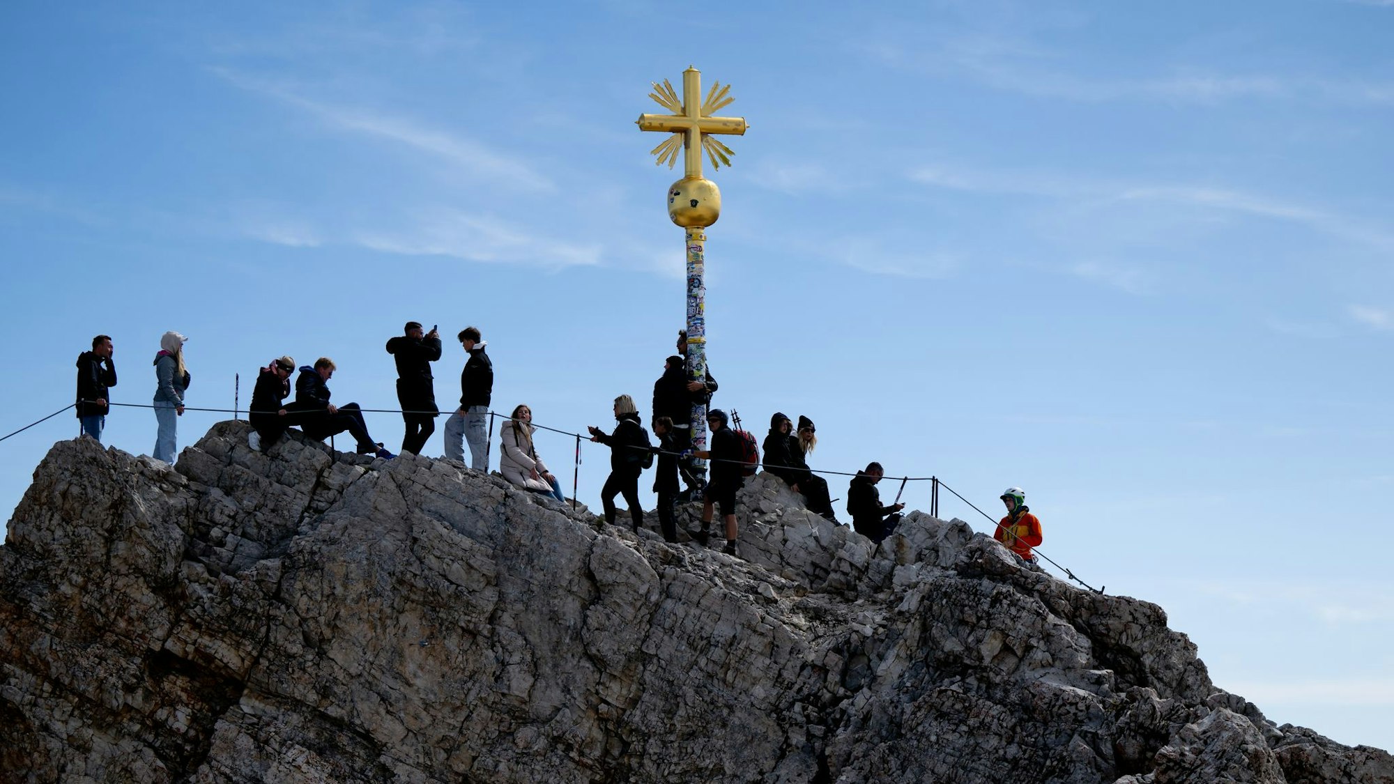 Das Gipfelkreuz ist mit Hunderten Stickern beklebt. (Archivbild)