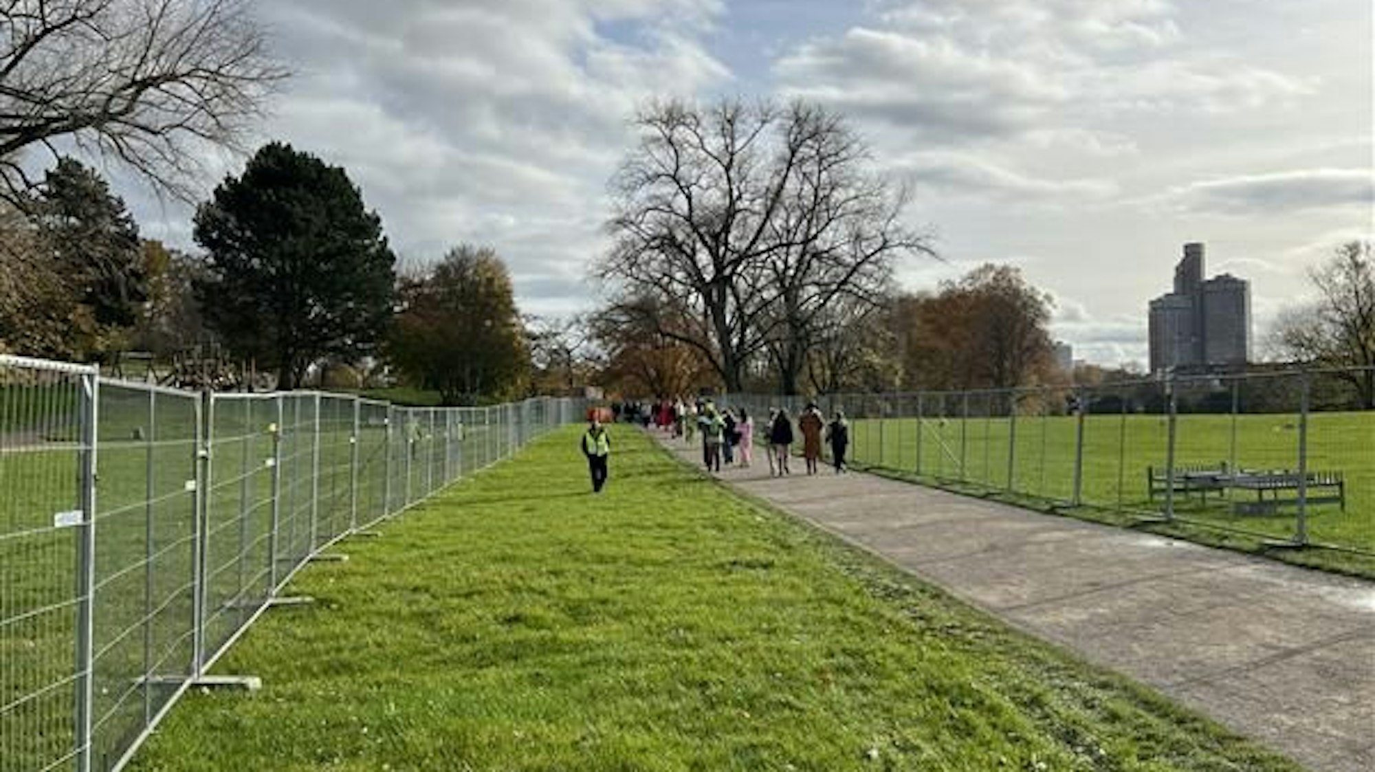 Am Aachener Weiher sind die Grünflächen abgesperrt.