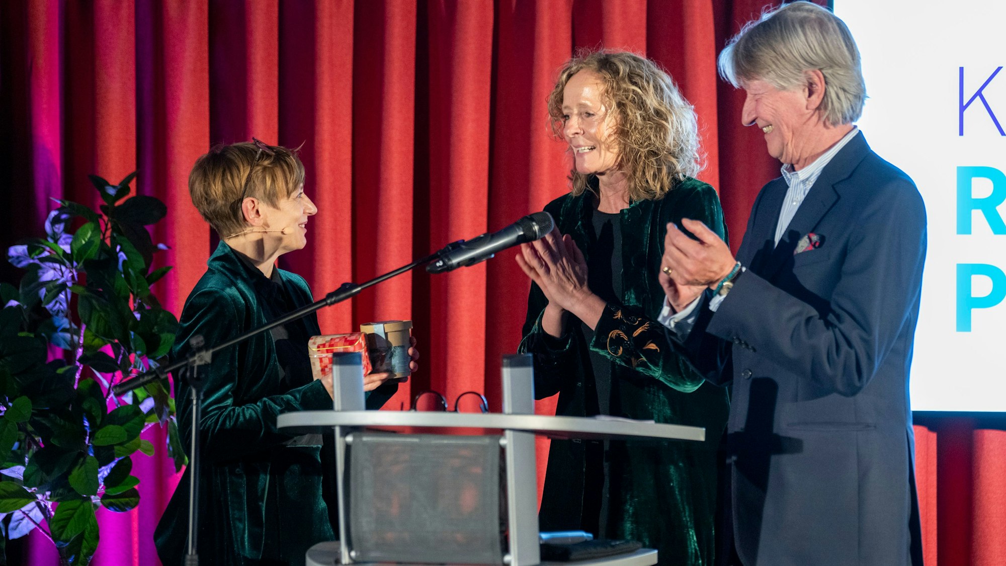 Die Gastgeber Isabella Neven DuMont (Mitte) und Christian DuMont Schütte, Herausgeberin und Herausgeber des „Kölner Stadt-Anzeiger“, bedanken sich am Ende der Preisverleihung bei Moderatorin Katharina Schmalenberg (Schauspiel Köln).