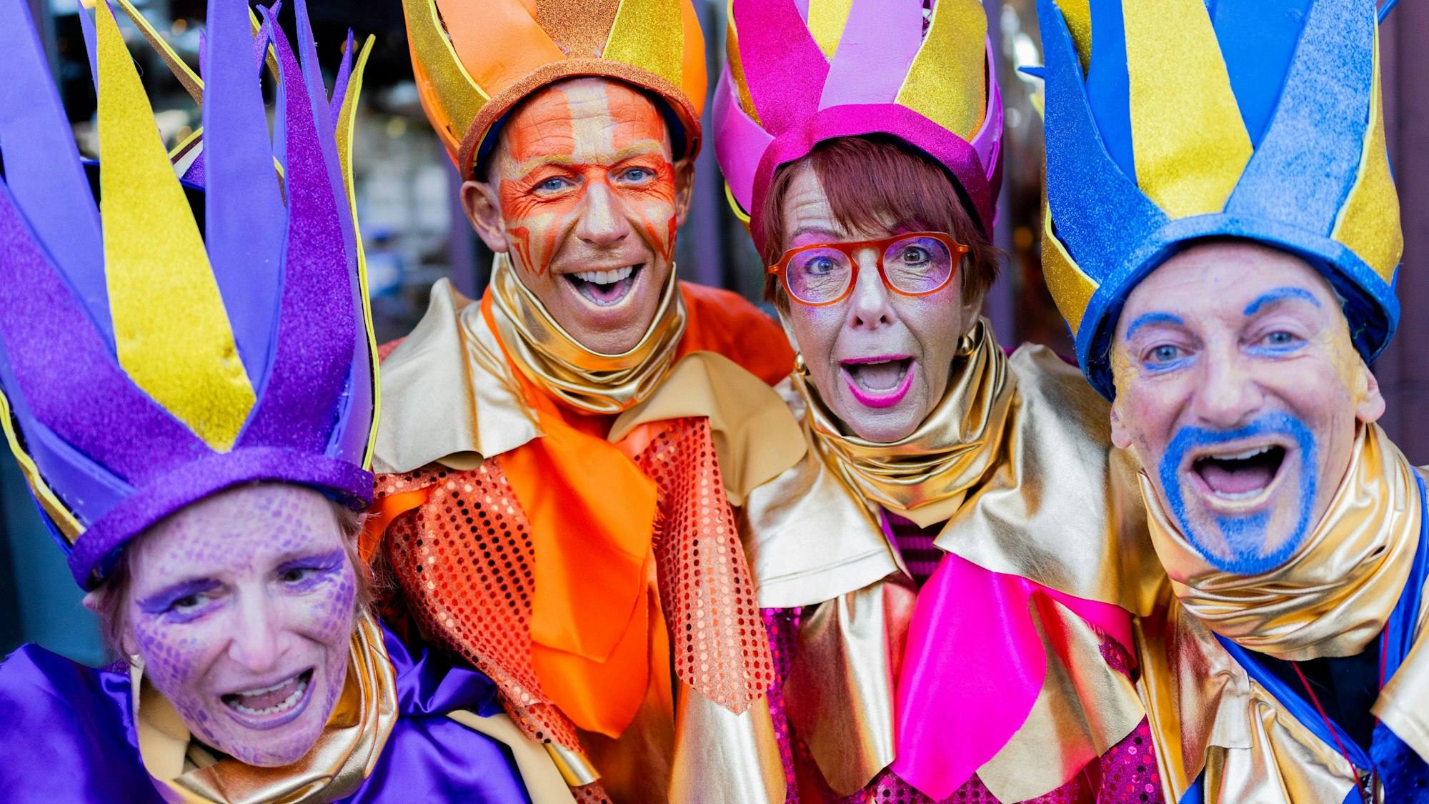 Jecken feiern den Auftakt der Karnevalssession im Umfeld des Heumarkts.