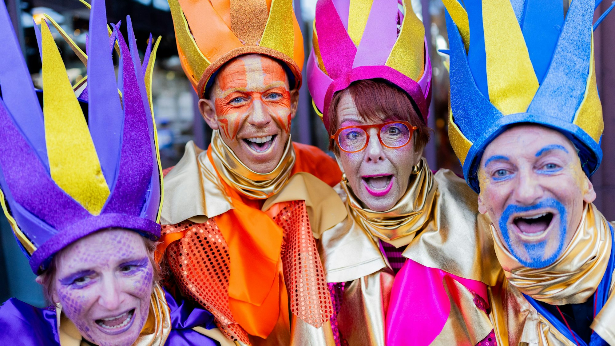 Diese Jecken feiern den Auftakt der Karnevalssession am Heumarkt.