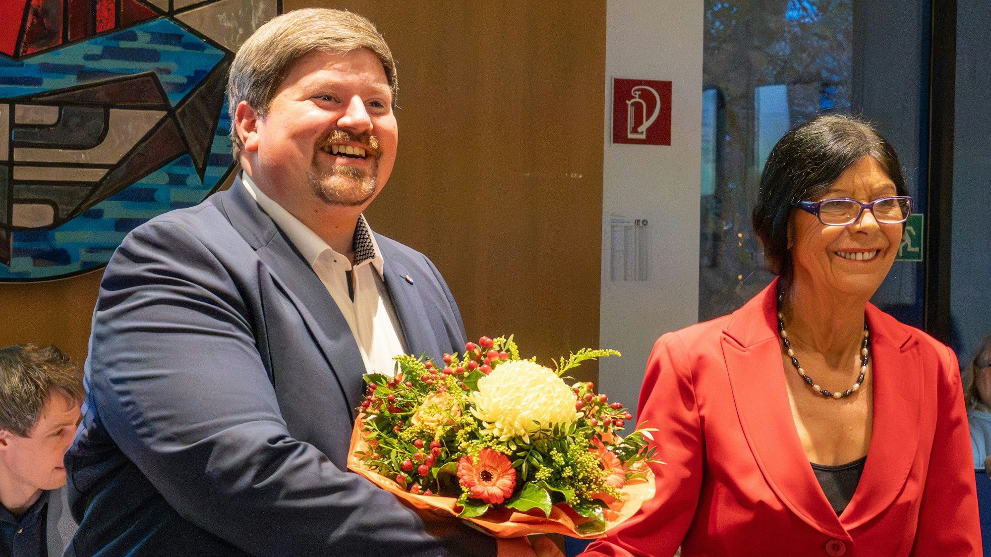 Der neue Leichlinger Stadtrat hat sich konstituiert: Maurice Winter leistete den Amtseid ab, die Einführung hatte die dienstälteste Ratspolitikerin Roswitha Süßelbeck vorgenommen.