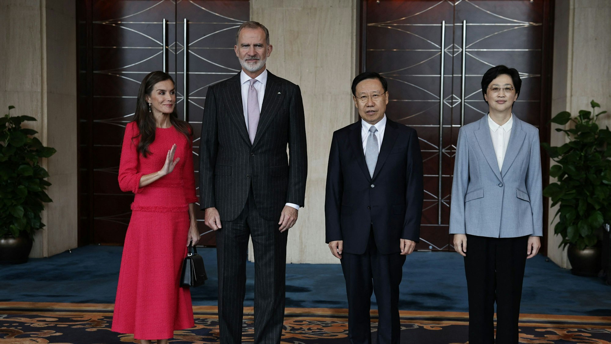 Königin Letizia und König Felipe VI. von Spanien posieren gemeinsam mit Wang Xiaouhui, Sekretär des Provinzkomitees der Kommunistischen Partei Chinas, und dem Gouverneur von Sichuan, Shi Xiaolin, vor einem Mittagessen in Chengdu, Provinz Sichuan.