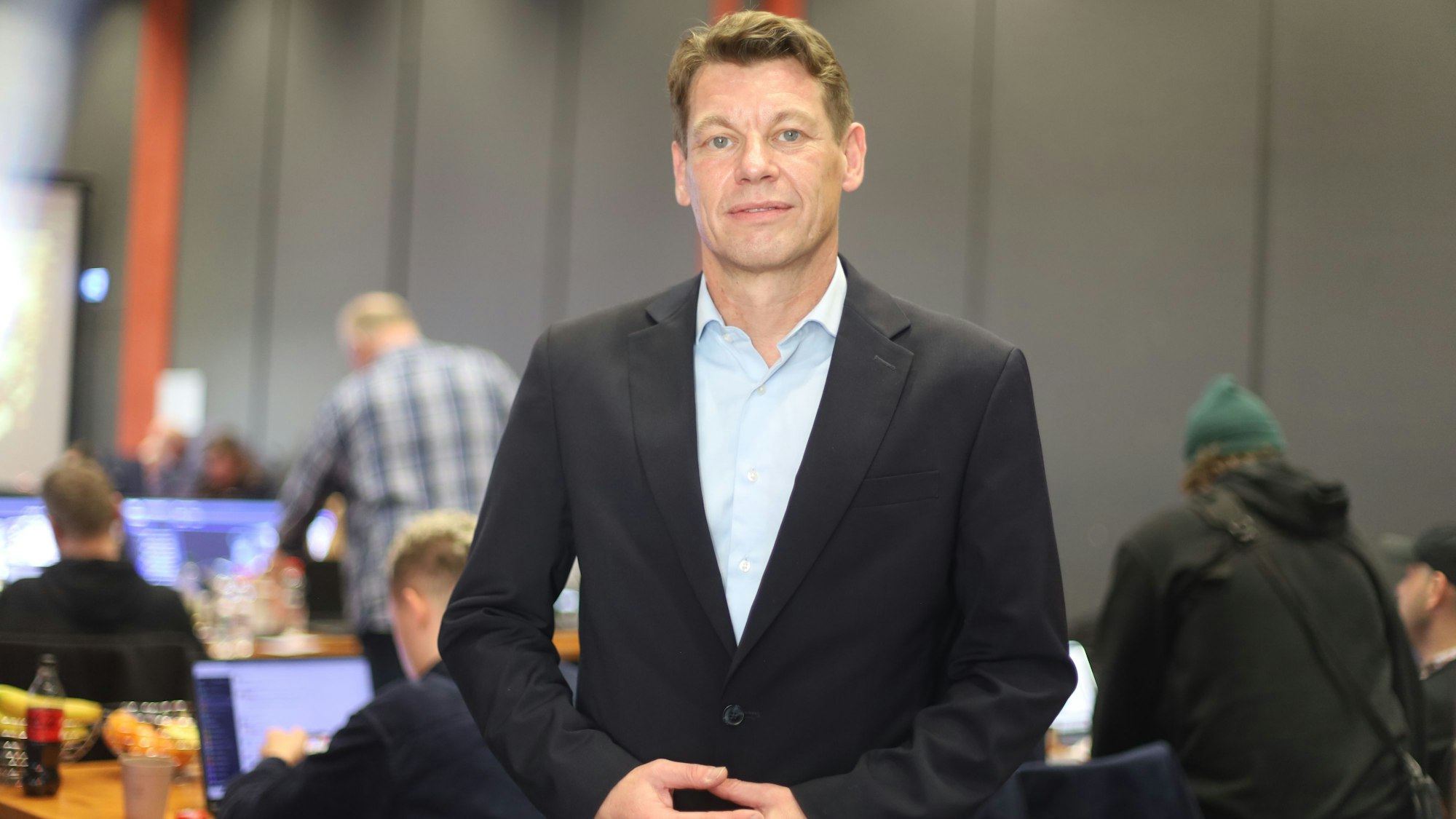 Der neue Leiter des Ordnungsamtes Dirk Käsbach im Lagezentrums des Koordinierungsstabs der Stadt Köln.