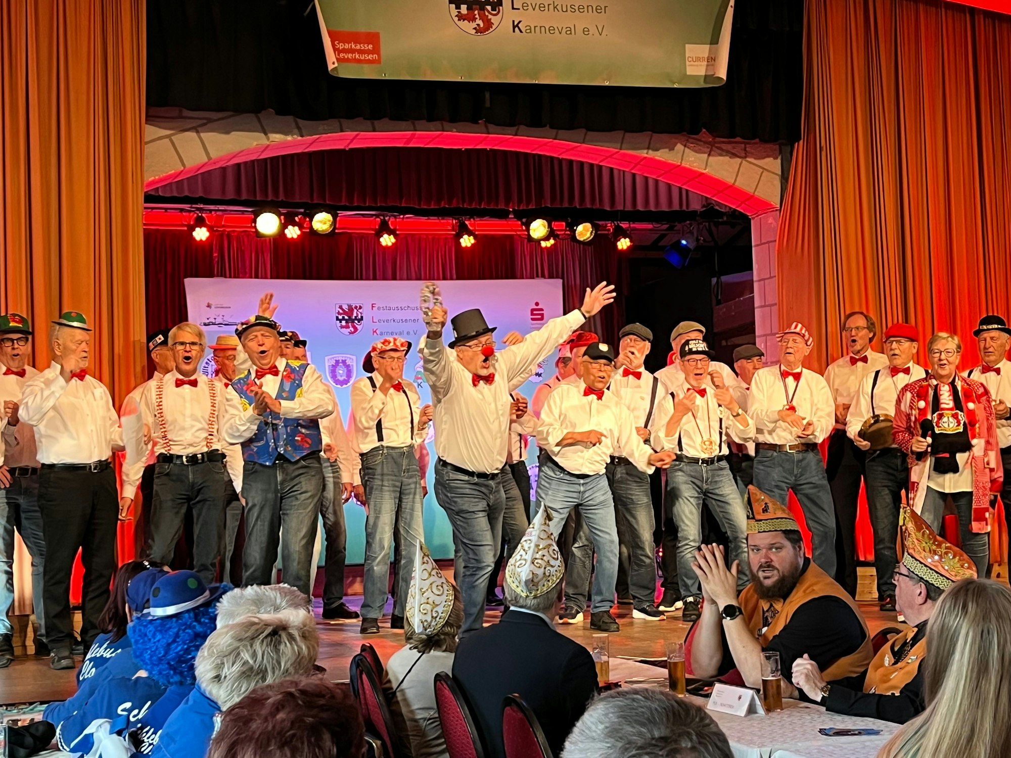 Die „Männer vom Bayer“ heizen dem erst noch trägen Publikum ein.