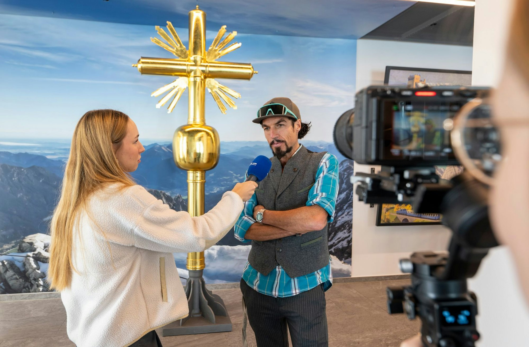 Ein Abbild des Kreuzes von Künstler Bernhard Rieger in der Bergstation soll den gefahrlosen Besuch ermöglichen und ist offiziell für Aufkleber zugelassen. (Archivbild)