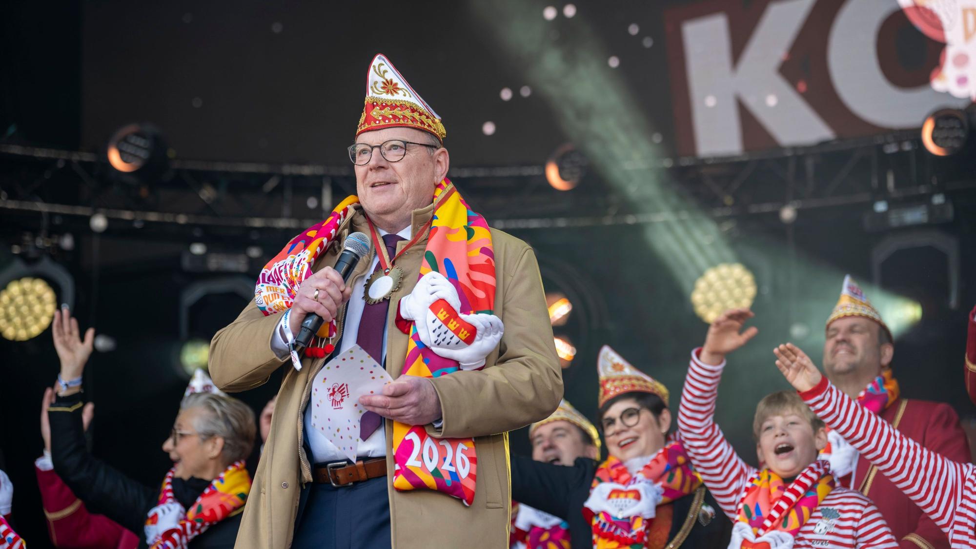 Torsten Burmester begrüßt die Jecken.