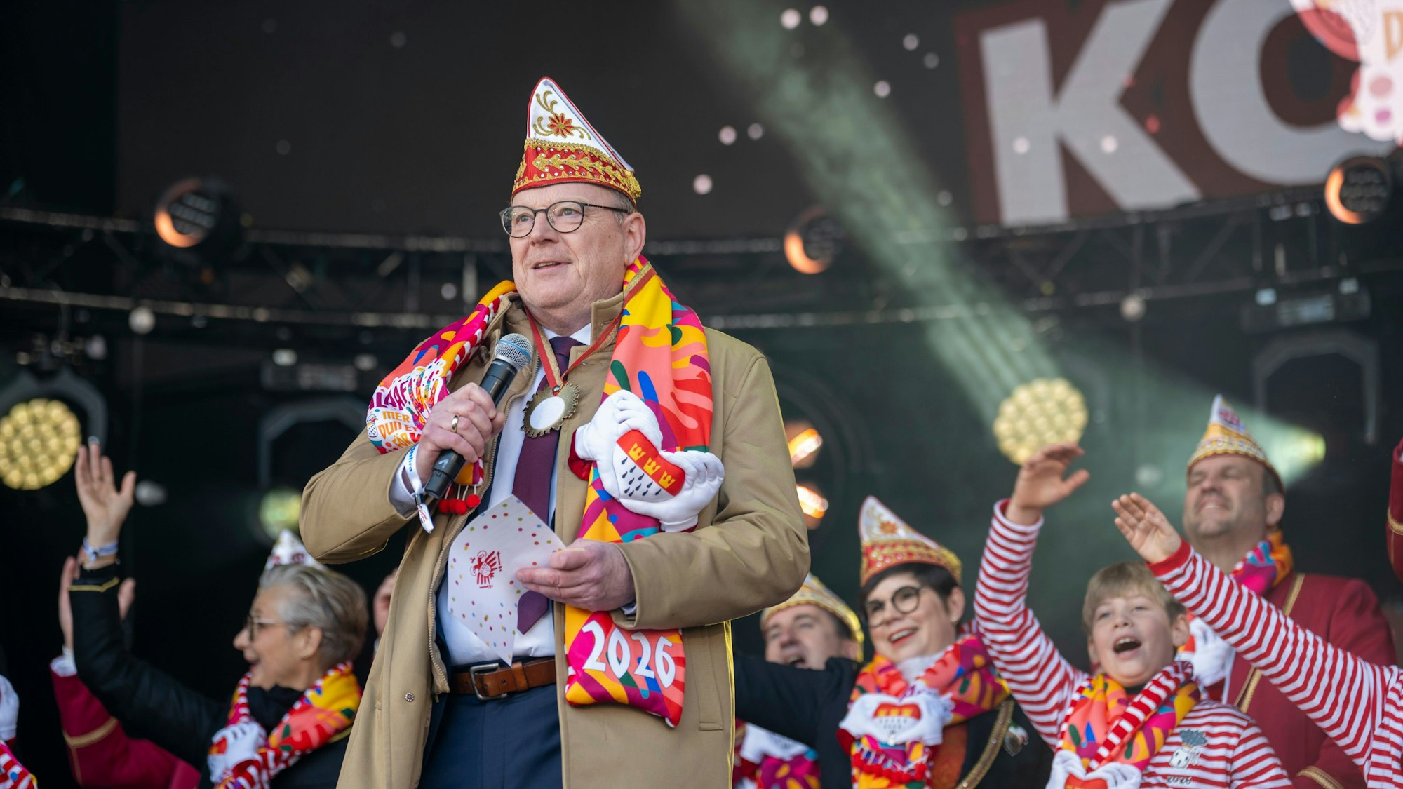 Torsten Burmester begrüßt die Jecken.
