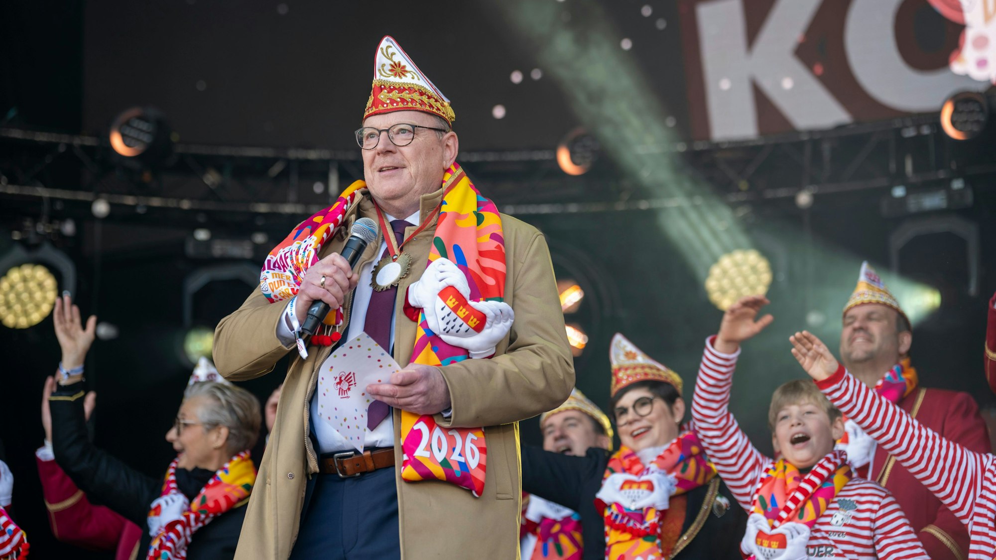 11.11.2025, Köln: Torsten Burmester begrüßt die Jecken. Elfter im Elften, Sessionseröffnung in der Altstadt. Foto: Uwe Weiser