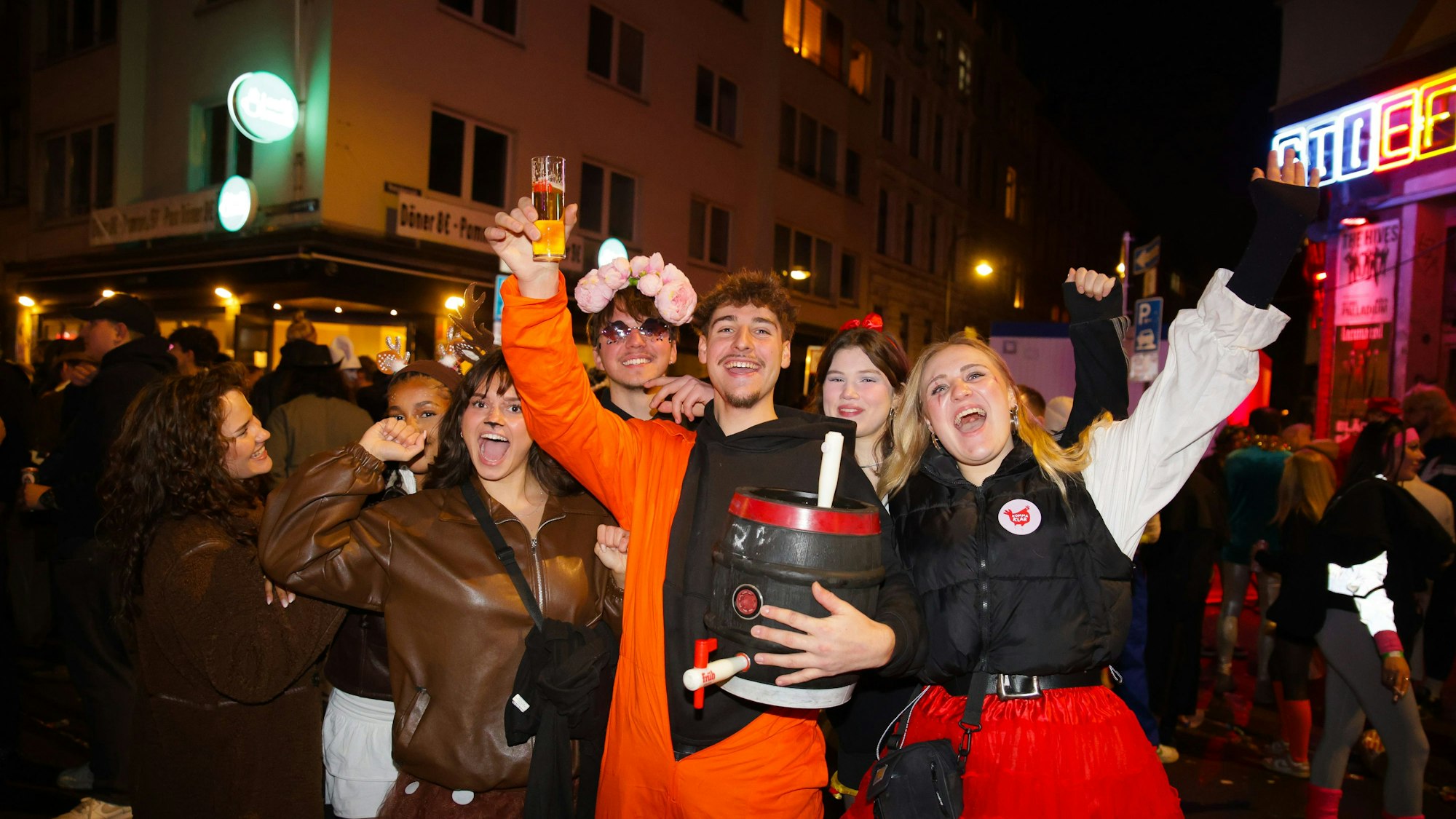 Situation rund um den Zülpicher Platz gegen 19:00h. Foto:Dirk Borm