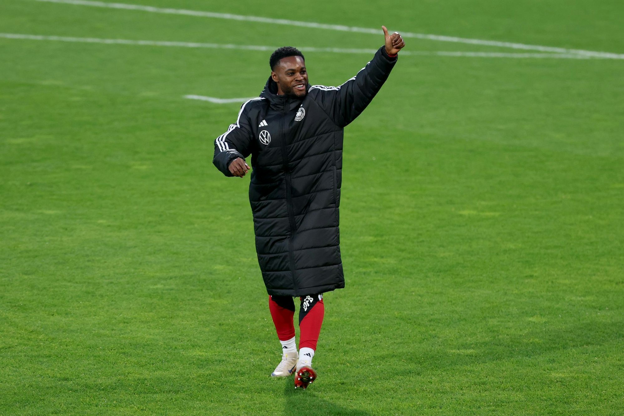 Ridle Baku grüßt beim Training Richtung Tribüne.