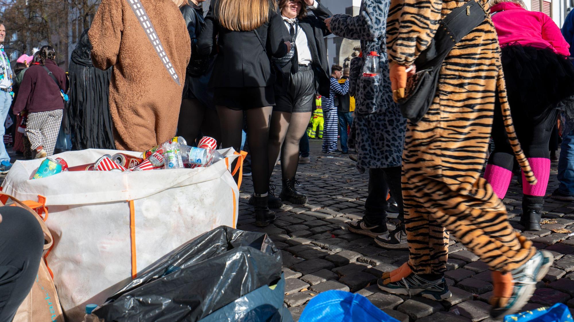 Am 11.11. sind viele Flaschensammler in Köln unterwegs. Auch Christoph und seine beiden Freunde. Sie sind um 6 Uhr in Paderborn losgefahren.