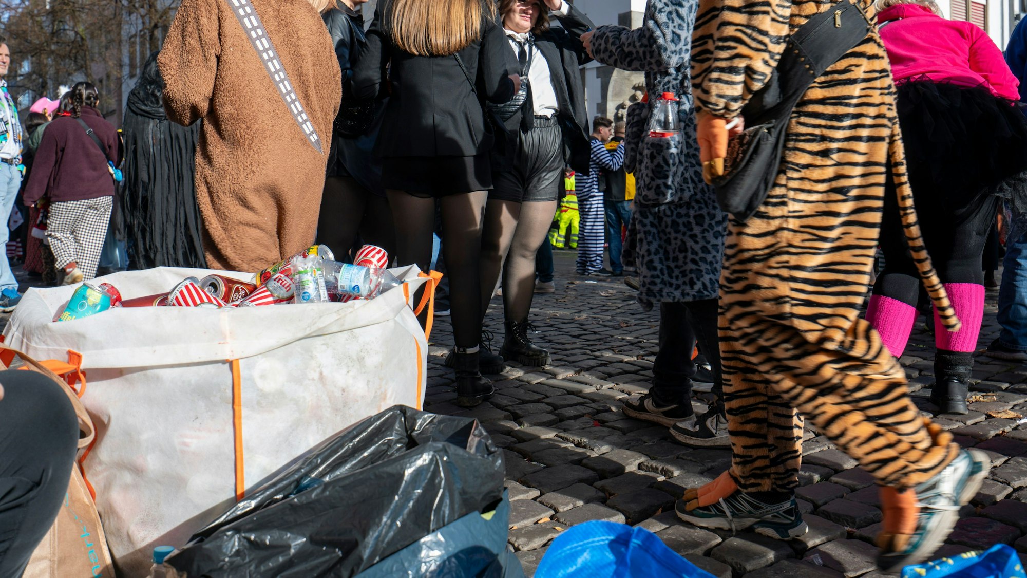 Am 11.11. sind viele Flaschensammler in Köln unterwegs. Auch Christoph und seine beiden Freunde. Sie sind um 6 Uhr in Paderborn losgefahren.