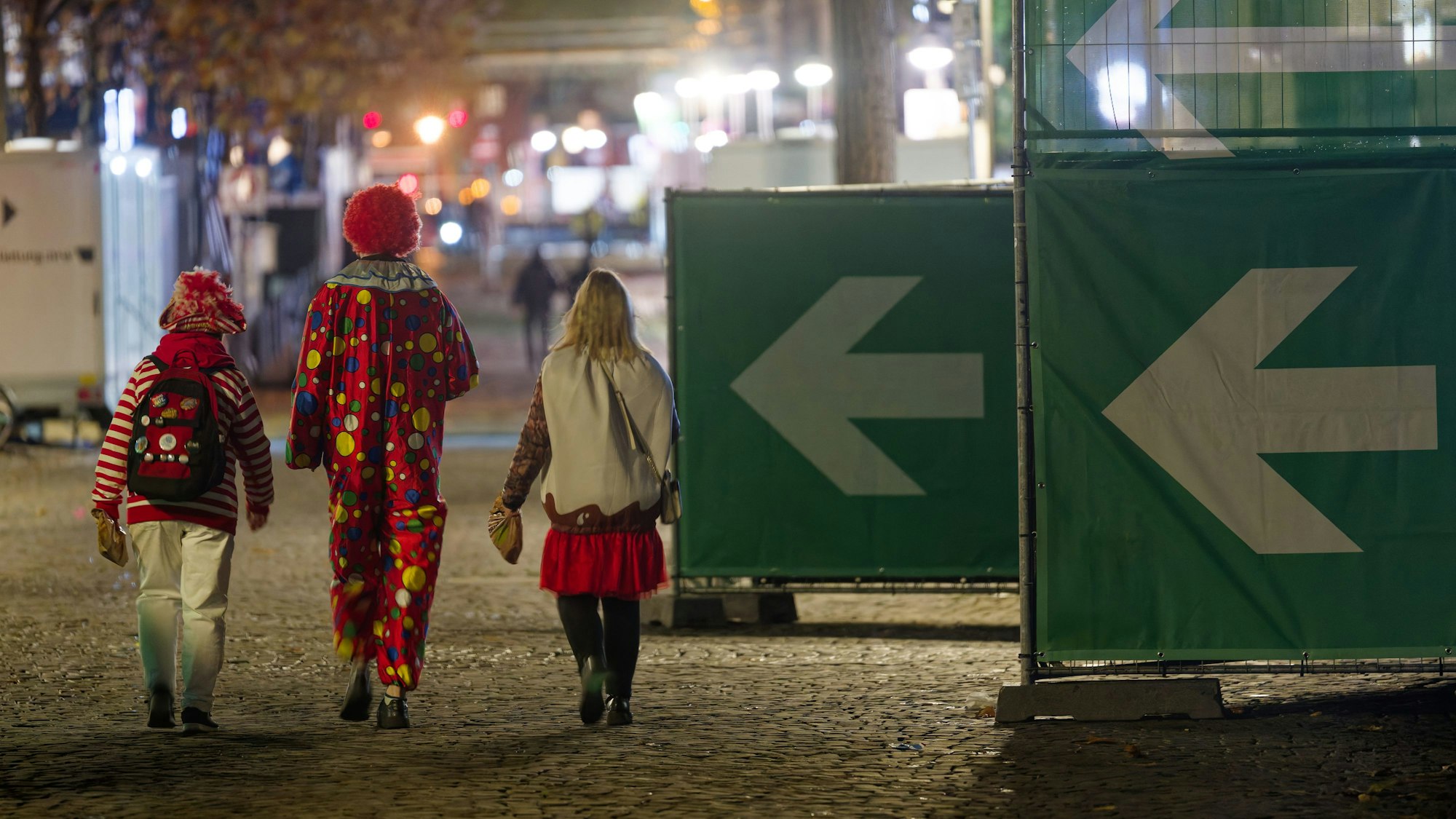 Auch diese drei Jecken wollen zu den Ersten am Heumarkt gehören und sich gute Plätze sichern.