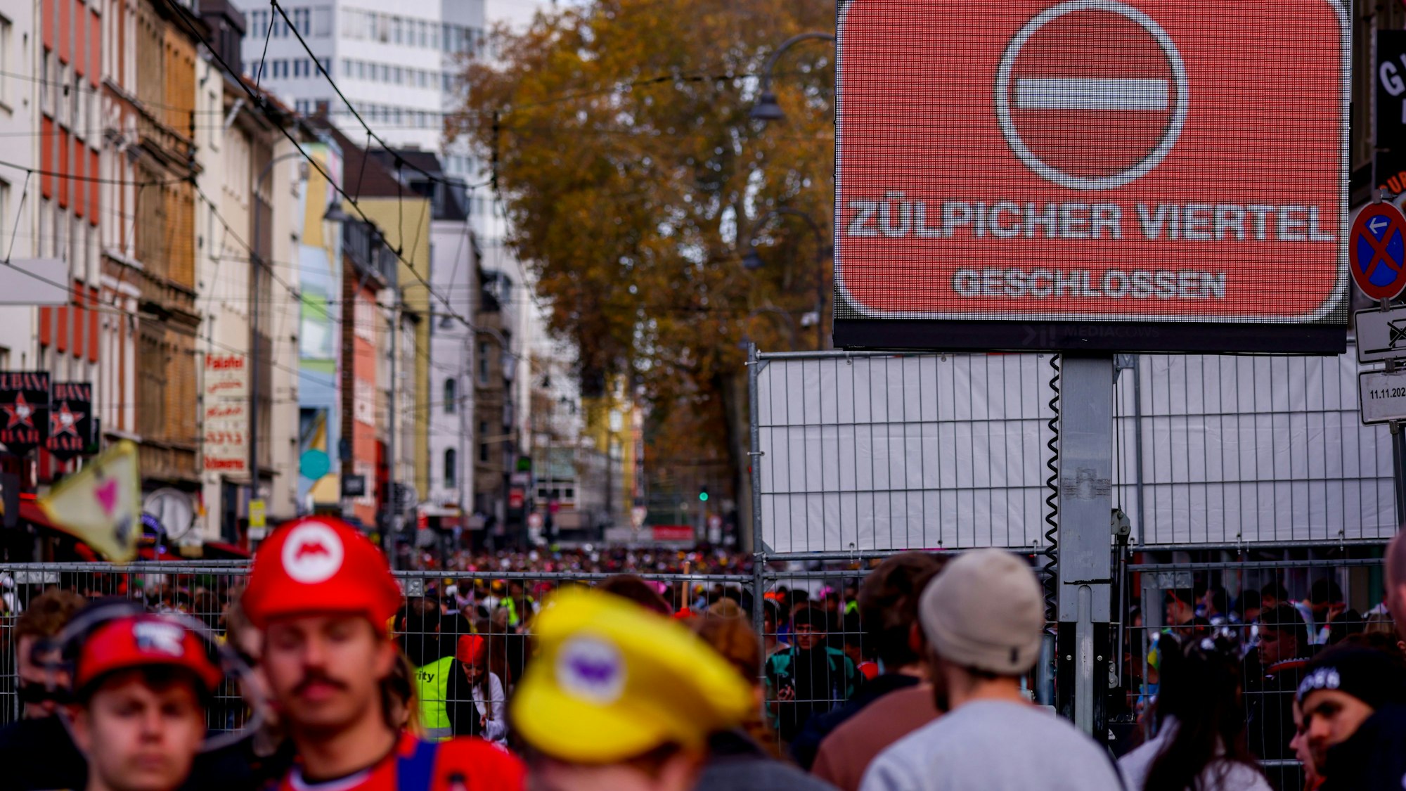 Gegen halb zwölf sperrt die Stadt die Zugänge ins Viertel.