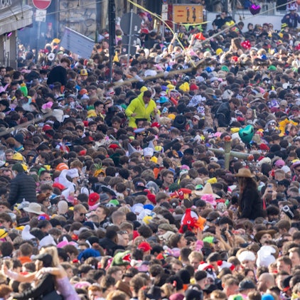 Karnevalisten feiern den Beginn der Karnevalssession auf der Zülpicher Straße. Zwischenzeitlich waren die Zugänge dort mehrere Stunden gesperrt.