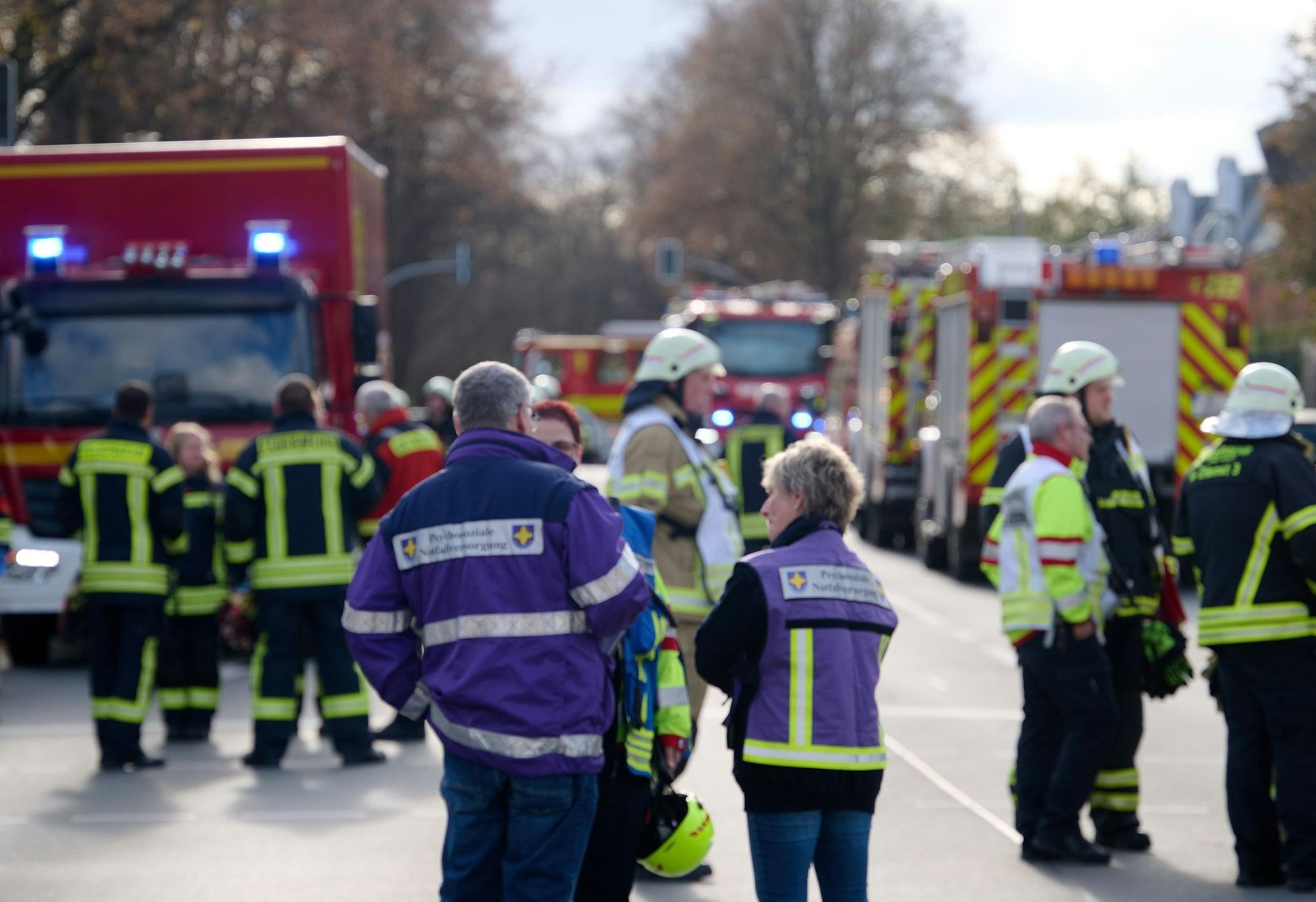 Einsatzkräfte kümmerten sich um Schülerinnen und Schüler sowie deren besorgte Angehörige.