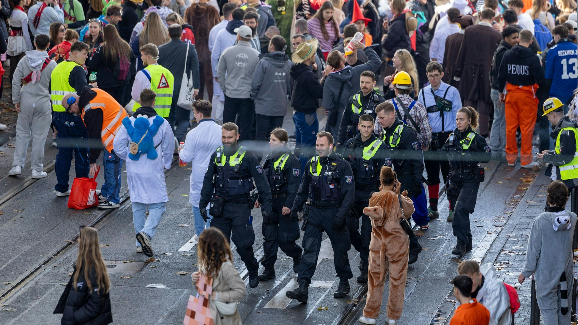 Polizisten patrouillieren in der Zülpicher Straße zum Beginn der Karnevalssession.