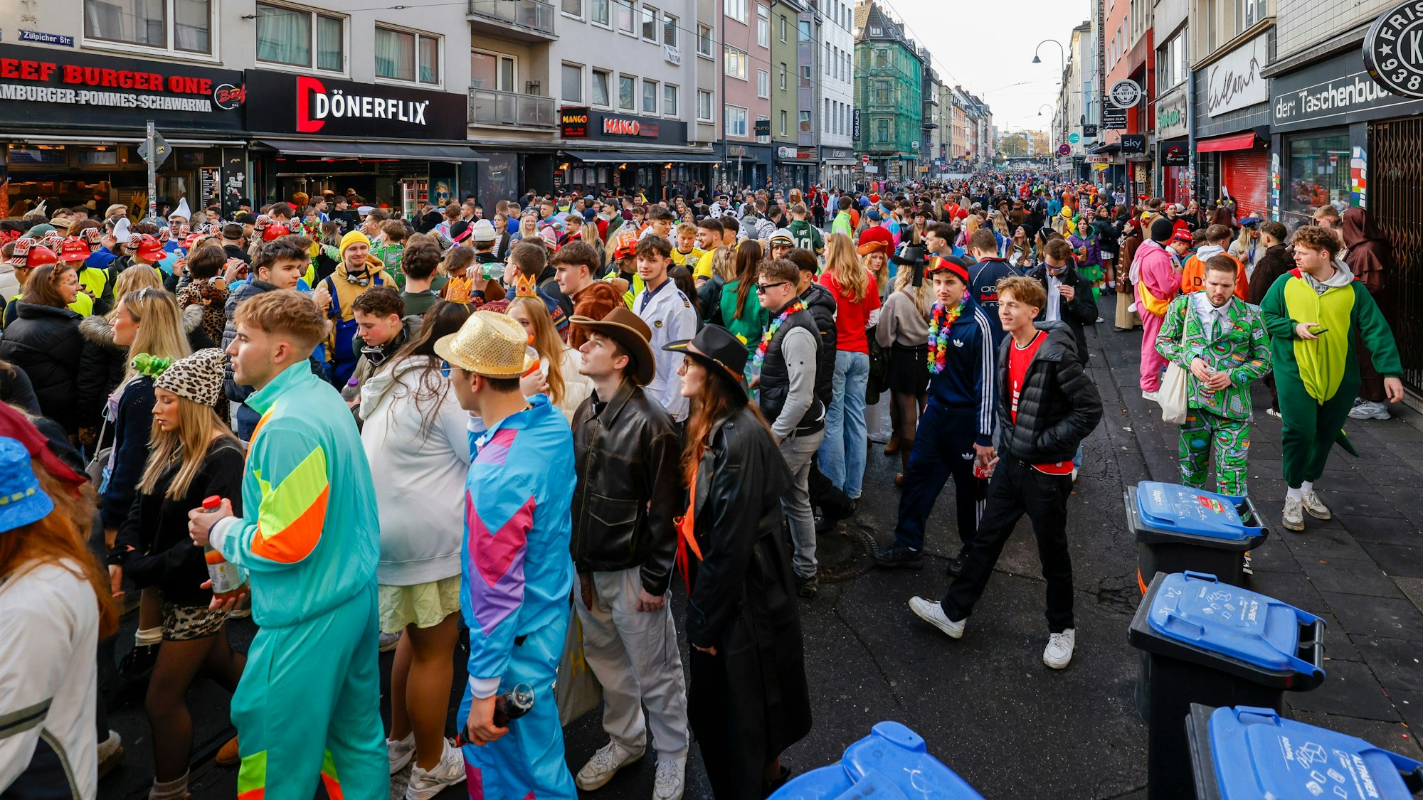 Karnevalisten stehen auf die Zülpicher Straße.