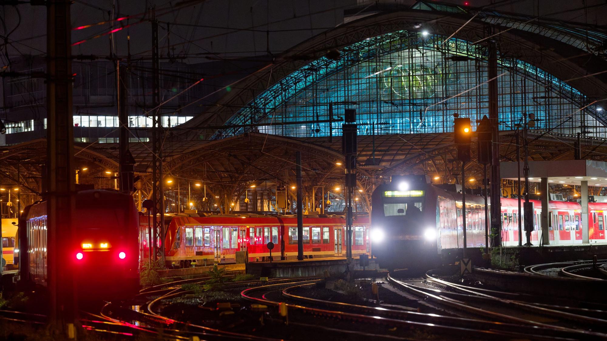 ARCHIV - 16.10.2025, Nordrhein-Westfalen, Köln: Züge fahren in den Hauptbahnhof. Die Bahn nimmt ein neues Stellwerk in Betrieb und sperrt dafür ab dem 14.11.2025. 21.00 Uhr, den Kölner Hauptbahnhof zehn Tage lang fast komplett. (zu dpa: «Neue Technik: Bahnverkehr in Kölner Hauptbahnhof steht still») Foto: Henning Kaiser/dpa +++ dpa-Bildfunk +++