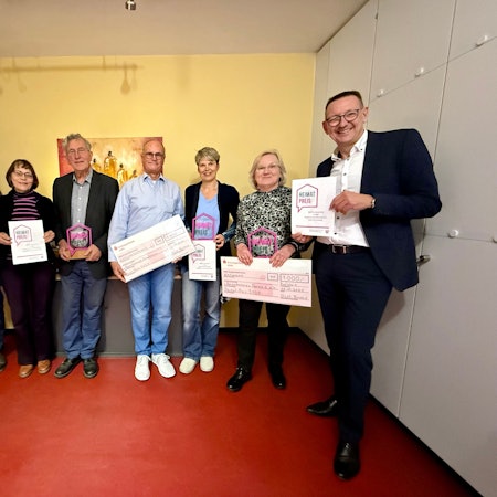 Jürgen und Beate Letzner sowie Ulrich Conrads von der Lambertsmühle, Rainer Pentzek und Claudia Graff vom Quartierstreff Ösinghausen und Sybille Arnold vom Bürgerbusverein mit Bürgermeister Dirk Runge