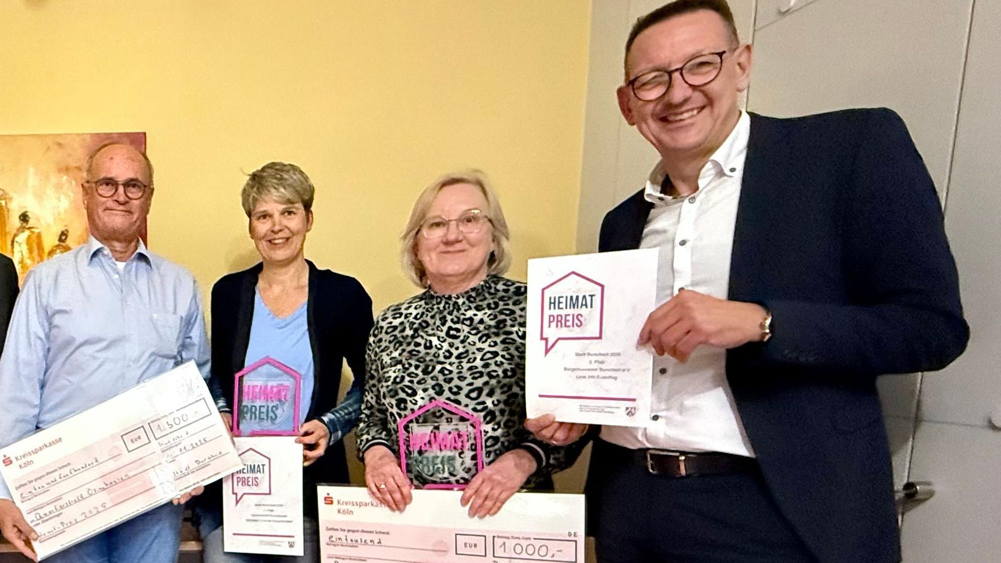 Rainer Pentzek und Claudia Graff vom Quartierstreff Ösinghausen mit Sybille Arnold vom Bürgerbusverein und Bürgermeister Dirk Runge