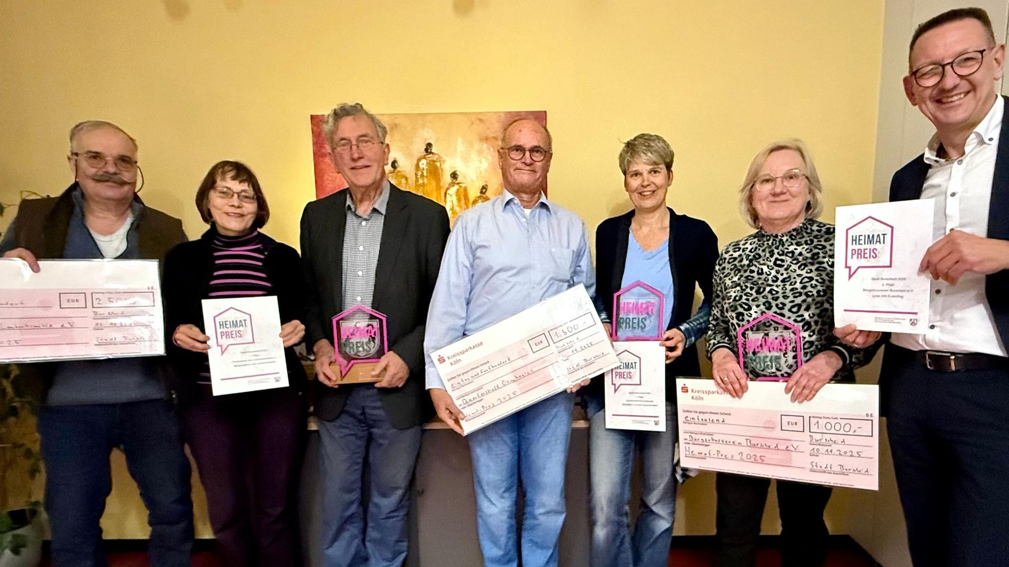 Jürgen und Beate Letzner sowie Ulrich Conrads von der Lambertsmühle, Rainer Pentzek und Claudia Graff vom Quartierstreff Ösinghausen und Sybille Arnold vom Bürgerbusverein mit Bürgermeister Dirk Runge