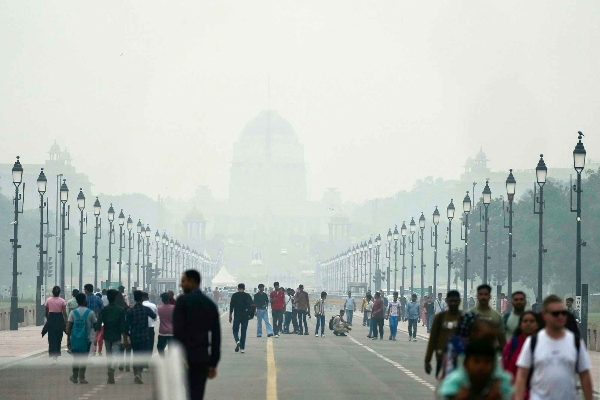 Menschen auf einer in Smog gehüllten Straße in Neu Delhi. (Archivbild)