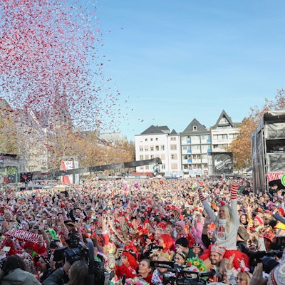 Sessionseröffnung der Willi Ostermann Gesellschaft auf dem Heumarkt: eine bunte Menschenmenge jubelt um 11.11 Uhr.