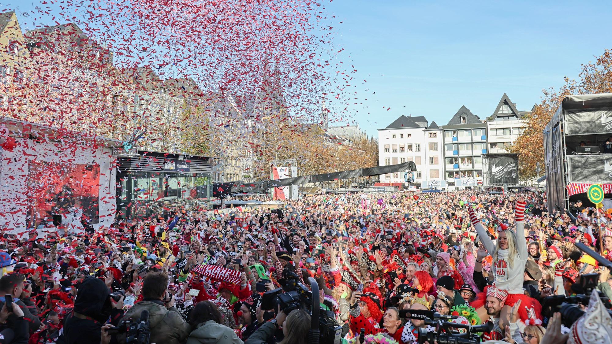 Sessionseröffnung der Willi Ostermann Gesellschaft auf dem Heumarkt: eine bunte Menschenmenge jubelt um 11.11 Uhr.