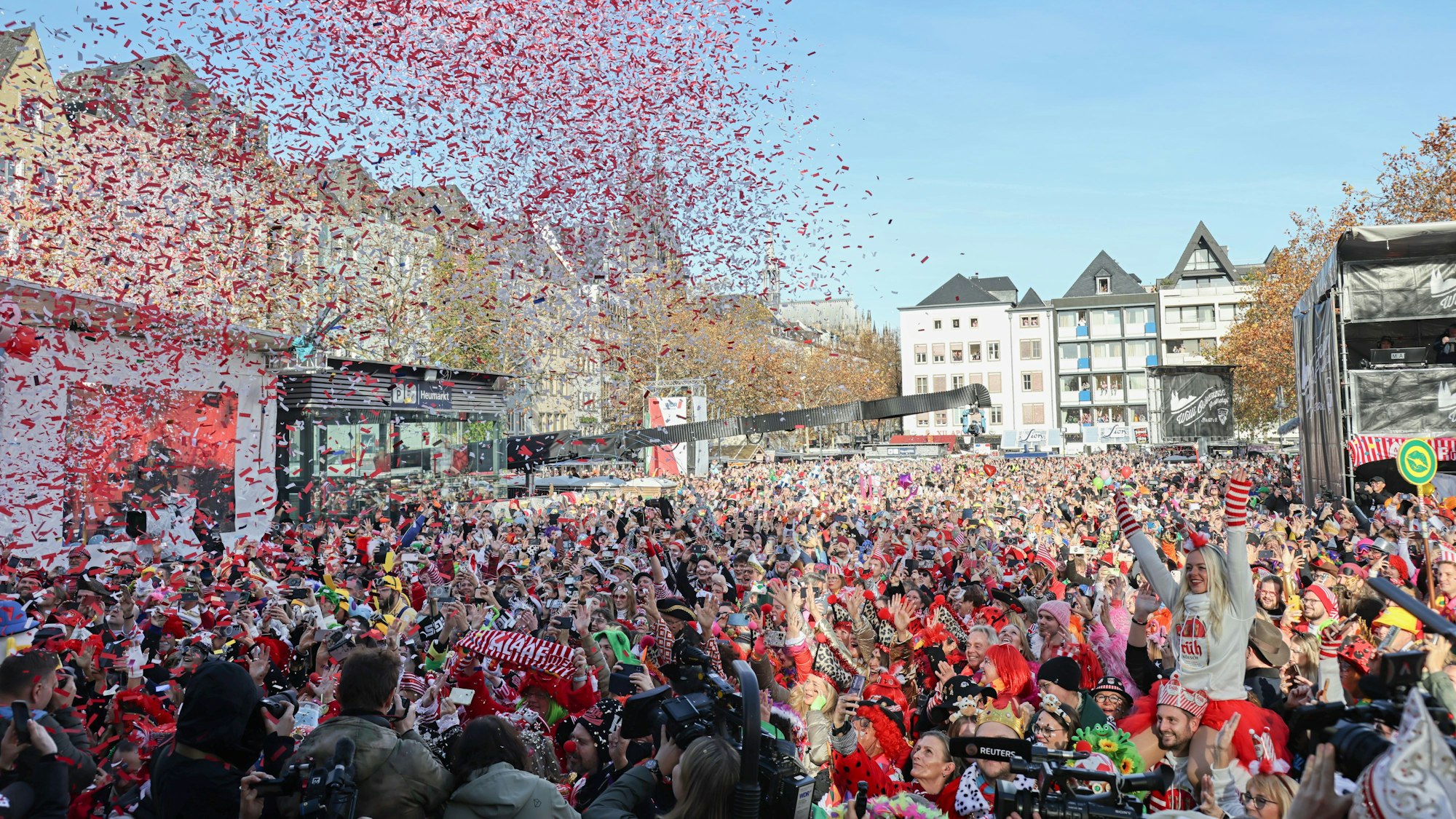 Sessionseröffnung der Willi Ostermann Gesellschaft auf dem Heumarkt: eine bunte Menschenmenge jubelt um 11.11 Uhr.