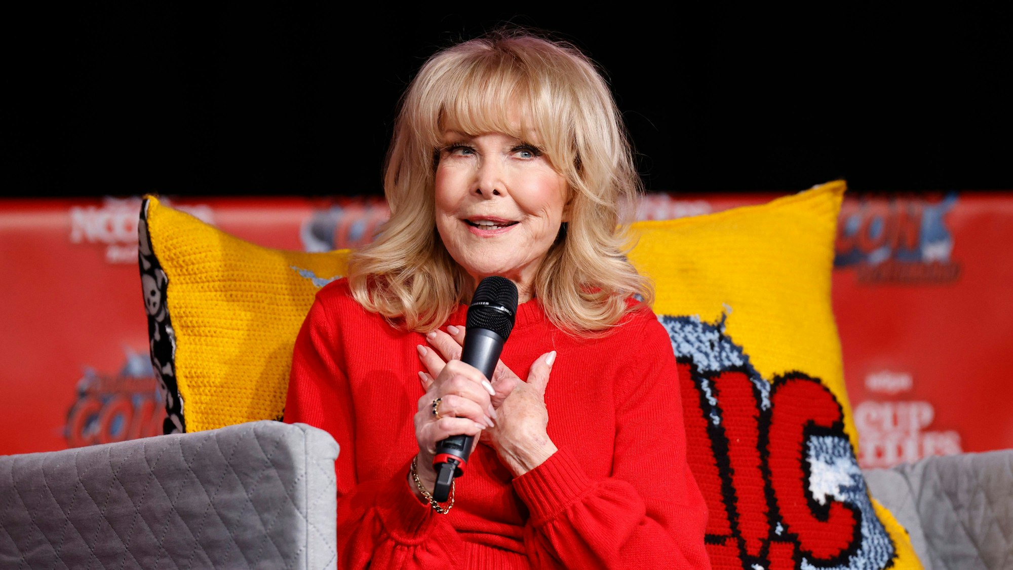 Barbara Eden spricht in ein Mikro.