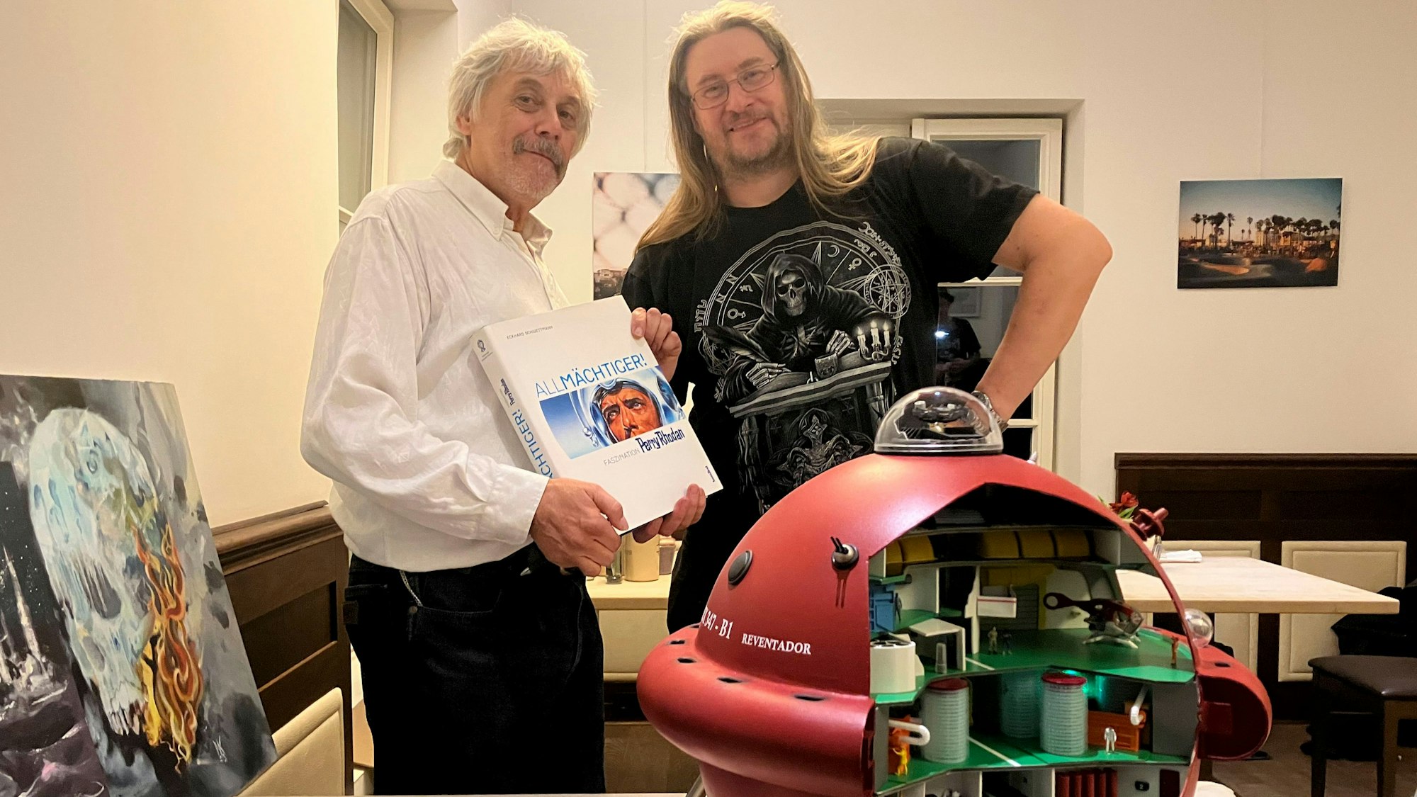 Zu sehen sind Gerhard Weinert mit seinem Nachbau eines Raumschiffes und Serienautor Robert Corvus.