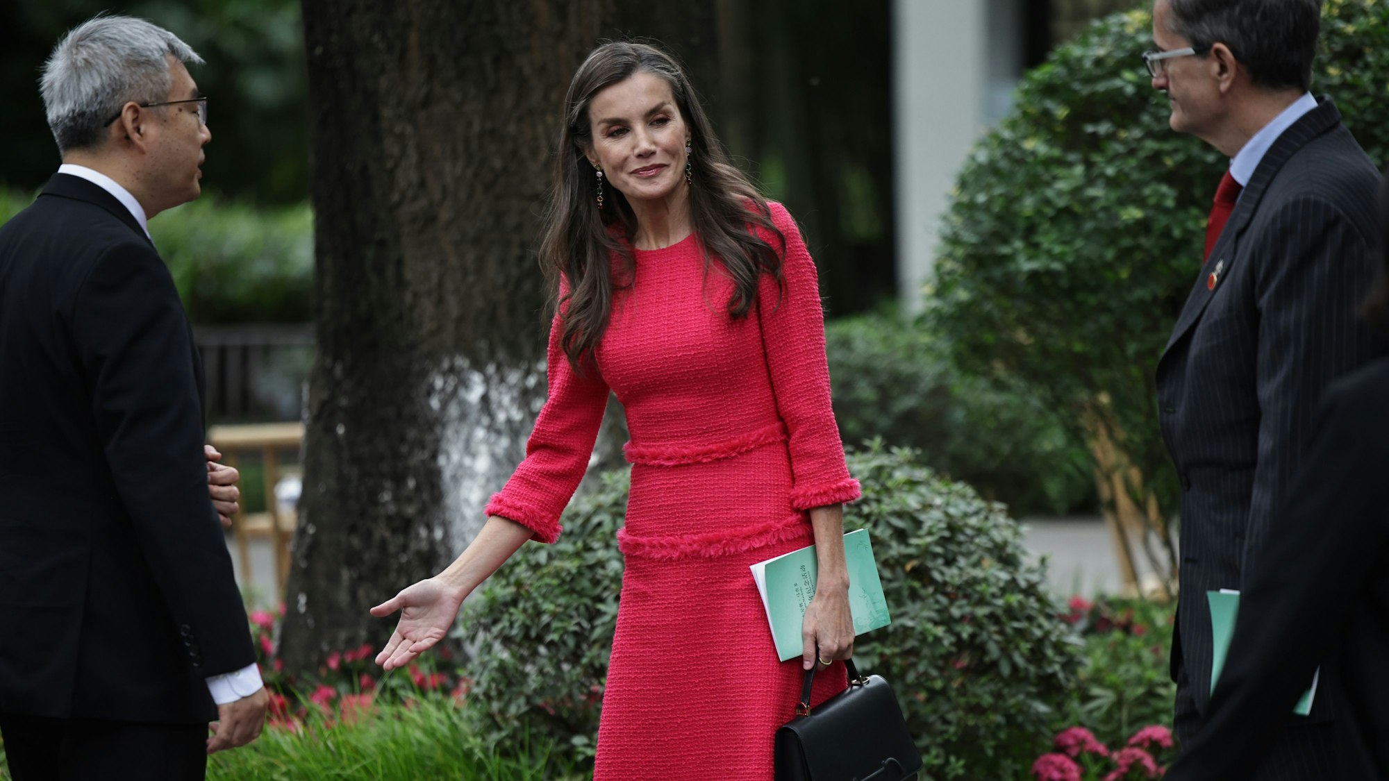 Königin Letizia gestikuliert in dem Park Wangjianglou nach einer Veranstaltung zum 150. Jahrestag der Geburt des spanischen Dichters Antonio Machado im Rahmen ihres Staatsbesuchs in China.