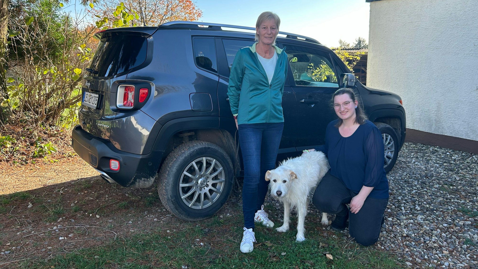 Elke Hamacher-Meiske (links) und ihre Tochter Kim S. Hamacher-Kanz mit Hündin Nida vor ihrem „PfotenMobil“.