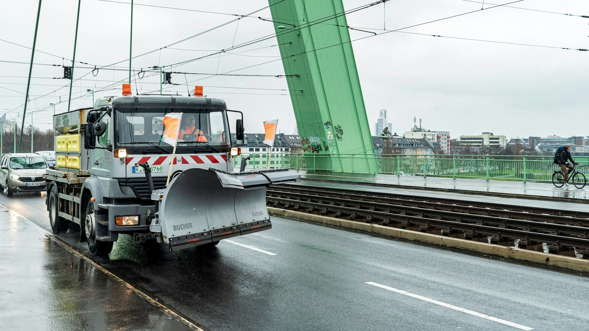 Ein Winterdienstfahrzeug der Stadt Köln ist auf der Severinsbrücke unterwegs.