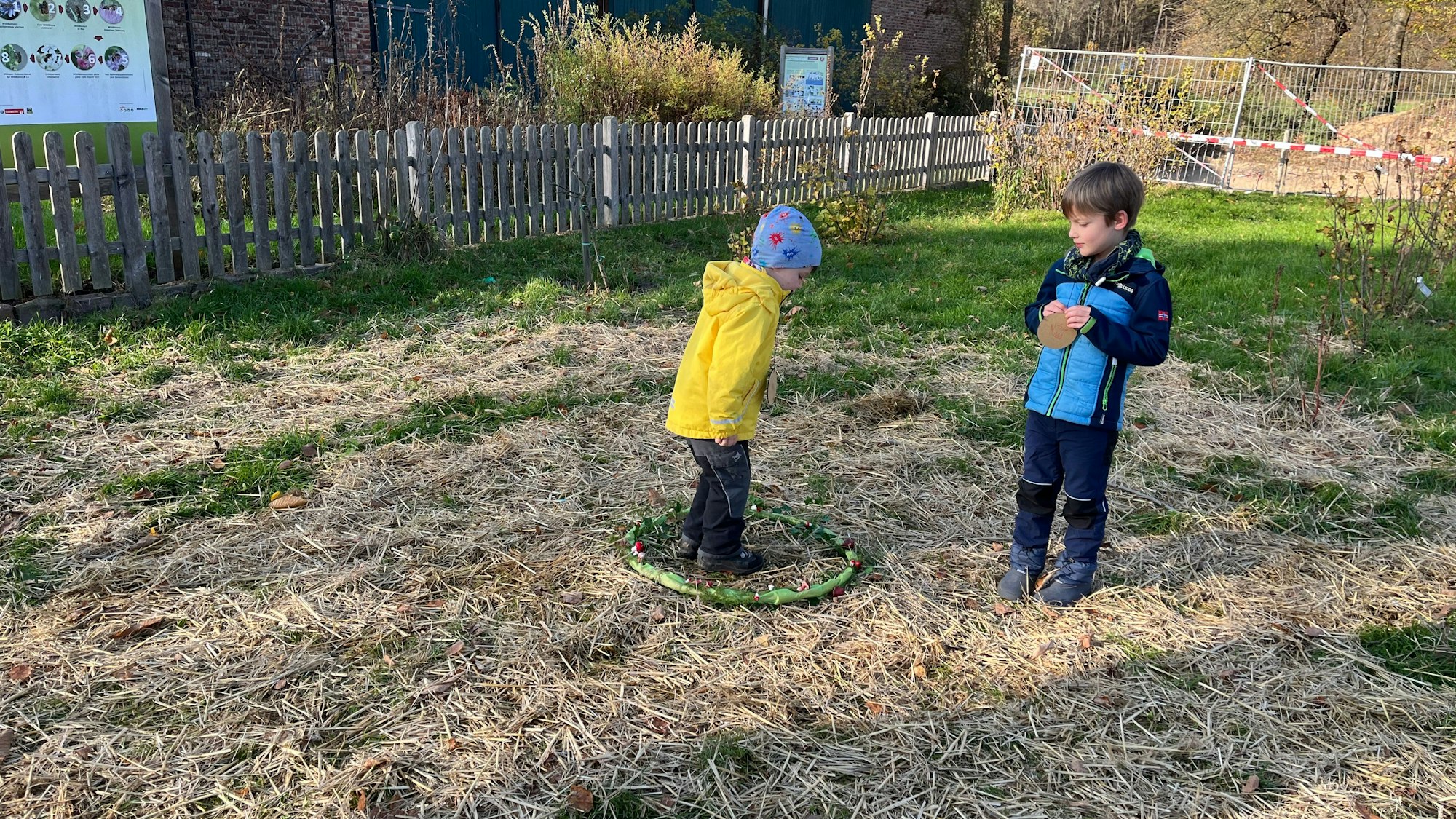 Zwei Jungen stehen auf einem Stück Wiese.