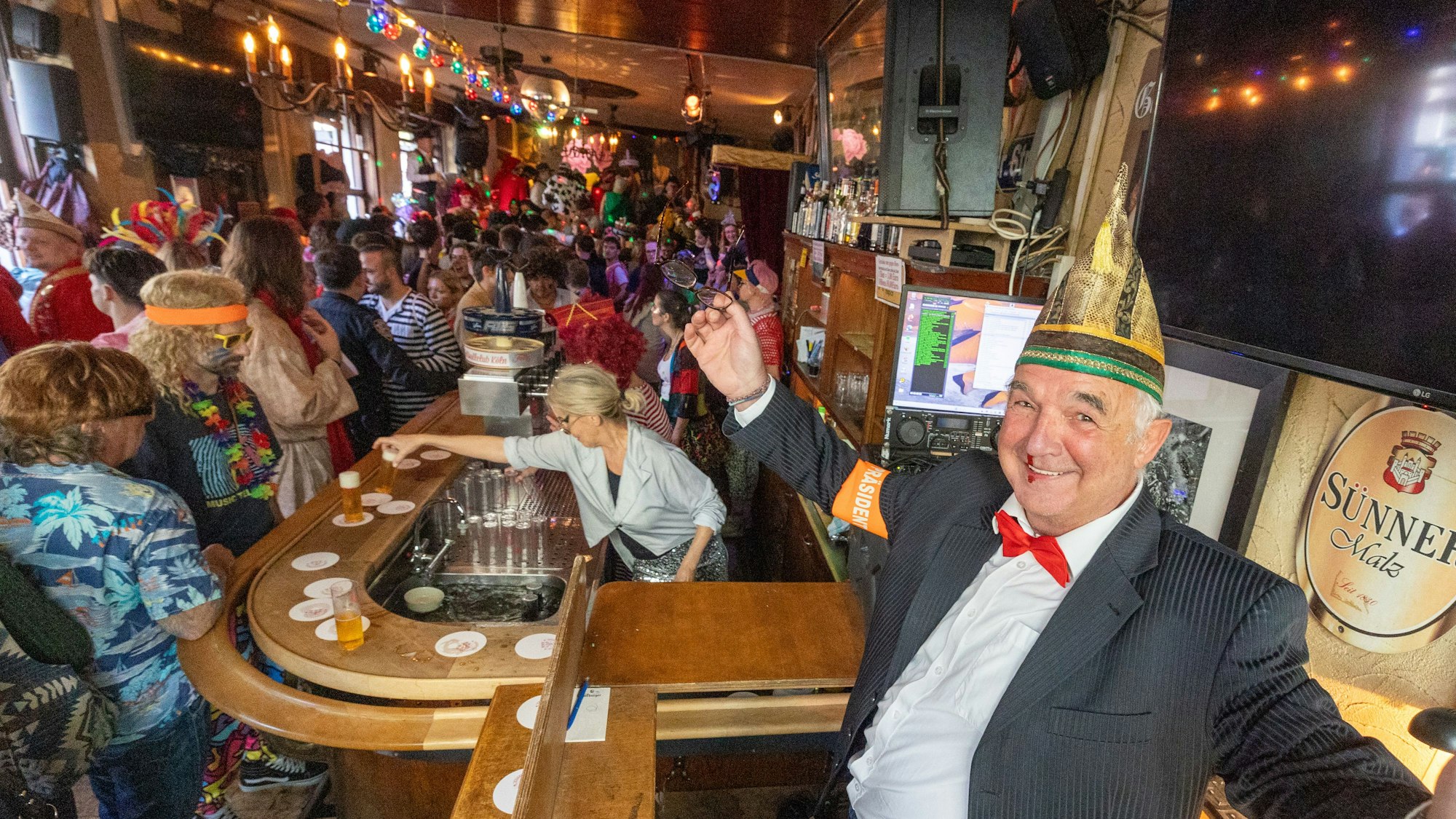 11.11.2025
Köln:
Reportage über den Kneipenkarneval zur Sessionseröffnung „Elfter im Elften“ in der Südstadt und dem Belgisches Viertel.
DJ Bernd (75) in der Ubierschänke ( seit 20 Jahren )
Foto: Martina Goyert