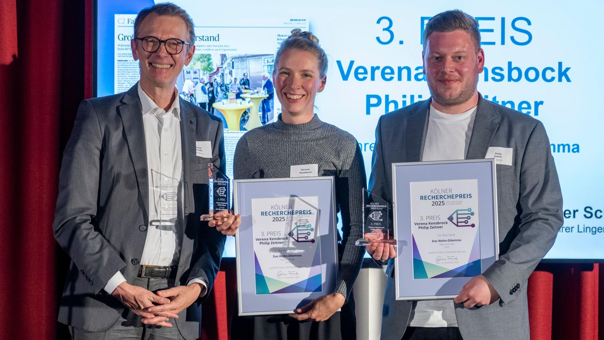 Den 3. Preis erhielten Verena Kensbock und Philip Zeitner (rechts, Rheinische Post). Die Ehrung nahm Werner Schulte vor, Geschäftsführer des Lingen-Verlags und Mitglied der Jury. Er hielt auch die Laudatio.