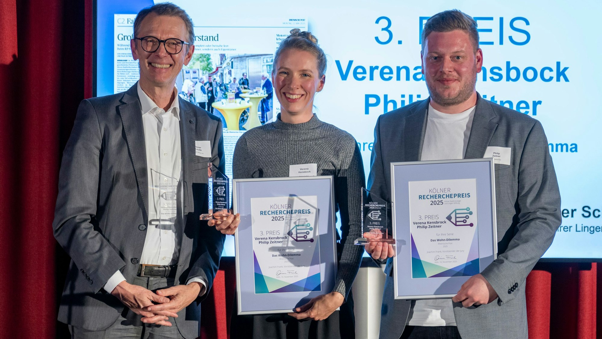 Den 3. Preis erhielten Verena Kensbock und Philip Zeitner (rechts, Rheinische Post). Die Ehrung nahm Werner Schulte vor, Geschäftsführer des Lingen-Verlags und Mitglied der Jury. Er hielt auch die Laudatio.