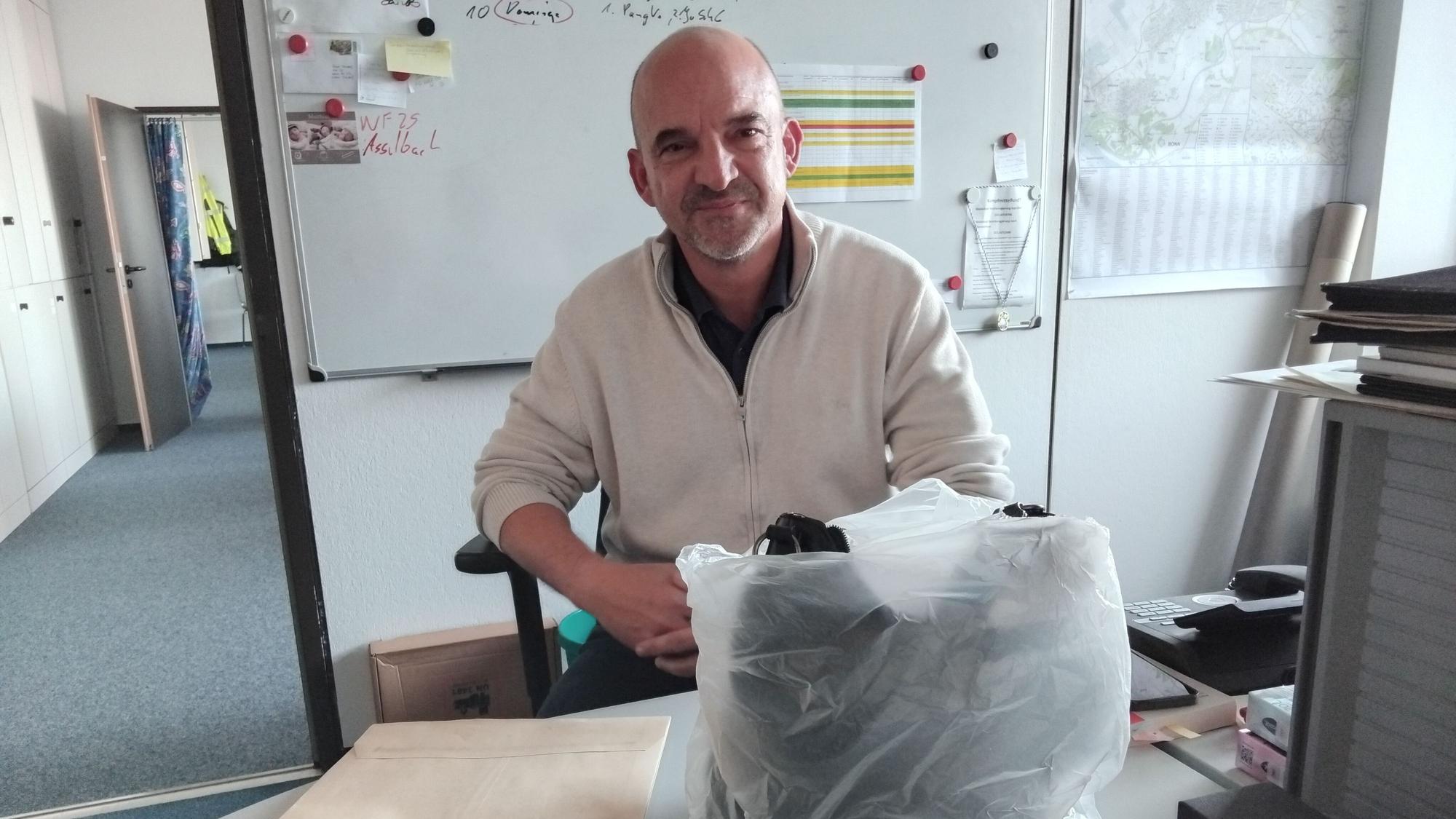 Ein Ordnungsamtsmitarbeiter mit Hinterlassenschaften von einsam Verstorbenen.