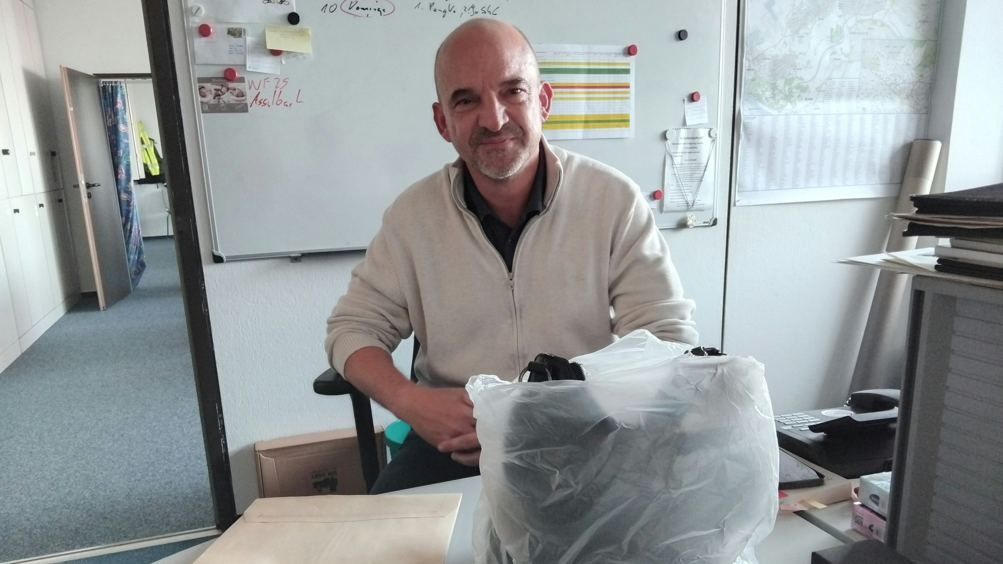 Ein Ordnungsamtsmitarbeiter mit Hinterlassenschaften von einsam Verstorbenen.