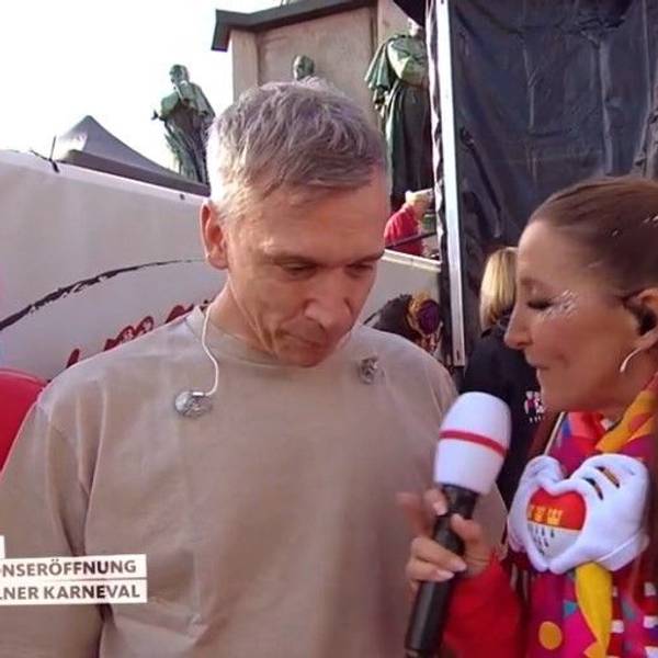 Bastian Campmann im Interview mit Andrea Schönenborn am 11.11. auf dem Heumarkt.