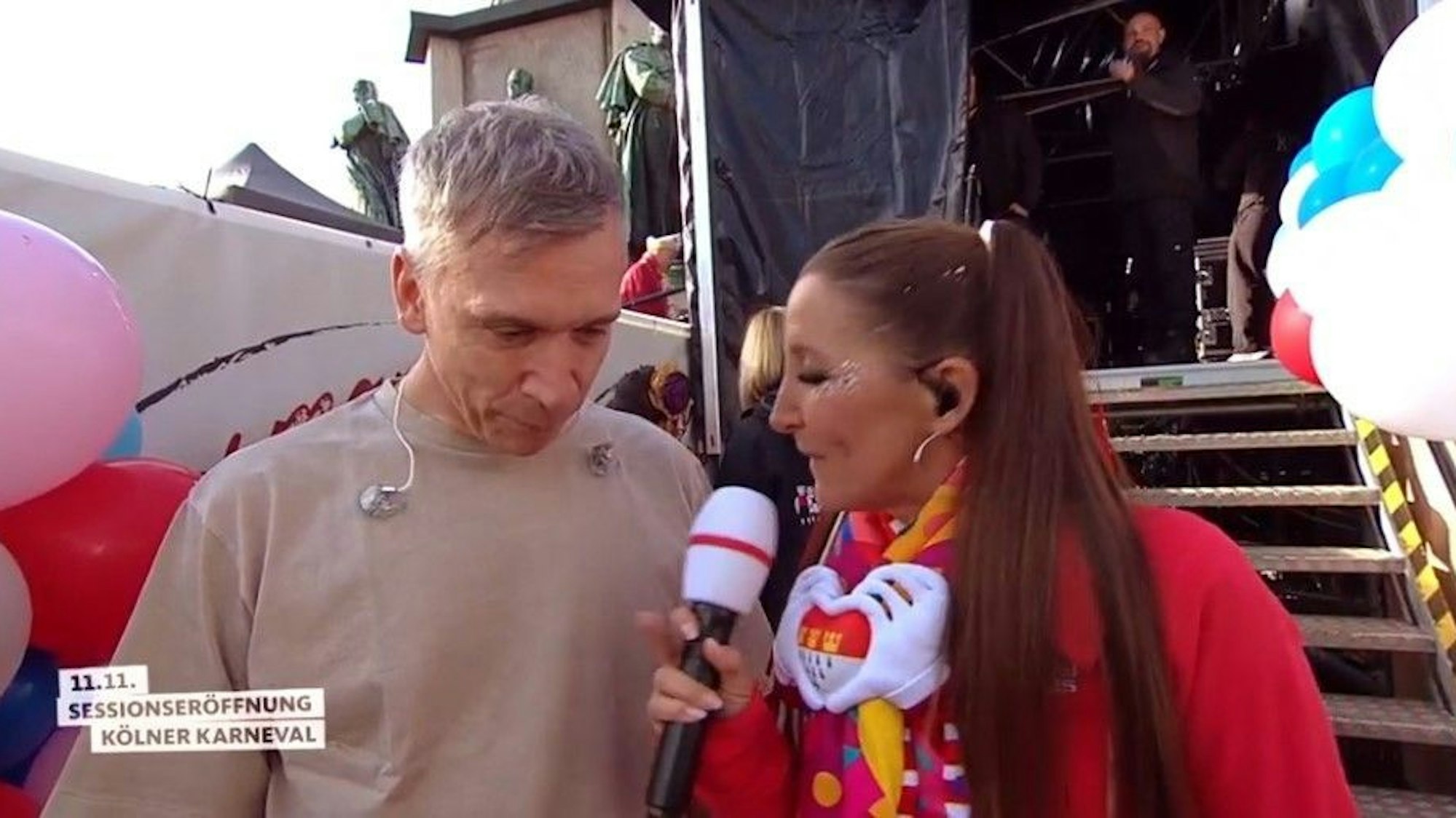 Bastian Campmann im Interview mit Andrea Schönenborn am 11.11. auf dem Heumarkt.