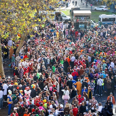 11.11.2025
Köln:
Reportage über den Kneipenkarneval zur Sessionseröffnung „Elfter im Elften“ in der Südstadt und dem Belgisches Viertel.
Übersicht auf dem Clodwigplatz von der Severinstorburg aus
Foto: Martina Goyert
