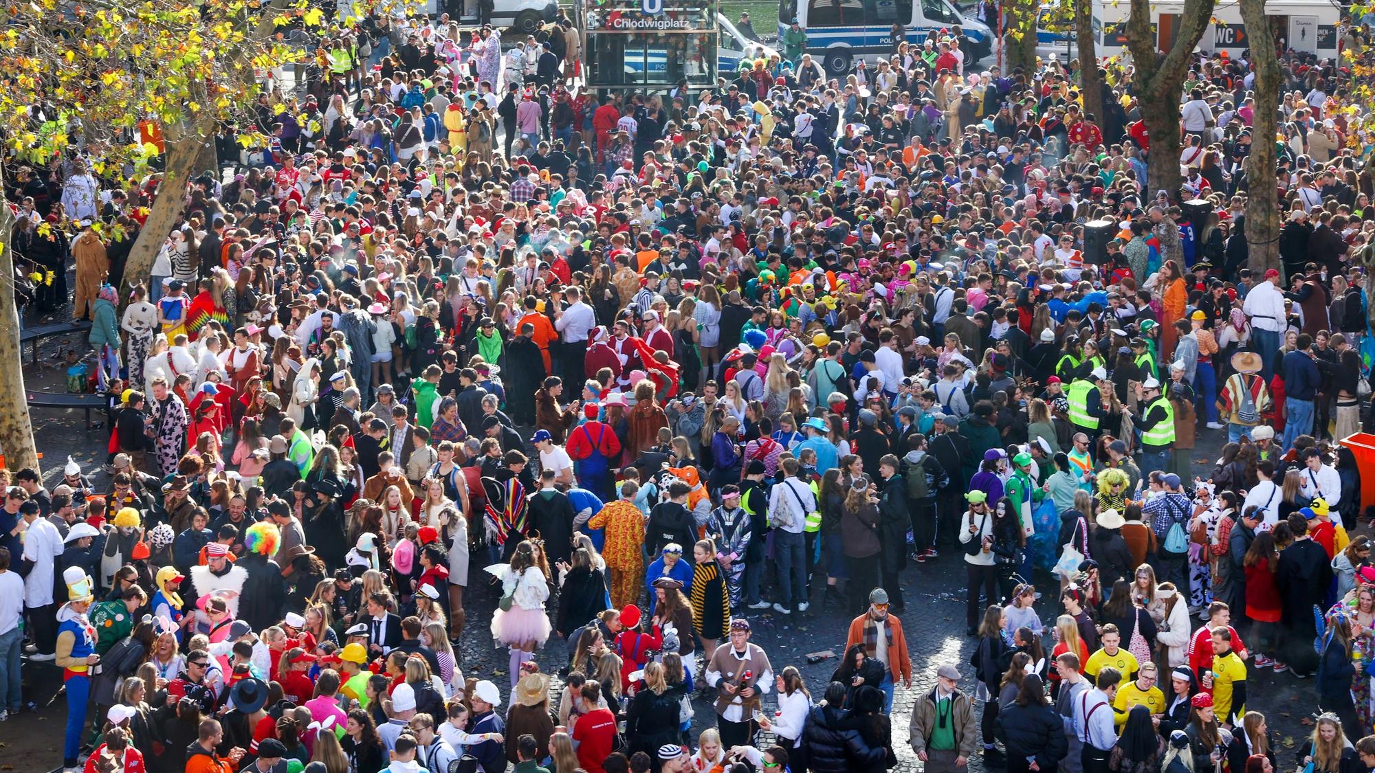 11.11.2025
Köln:
Reportage über den Kneipenkarneval zur Sessionseröffnung „Elfter im Elften“ in der Südstadt und dem Belgisches Viertel.
Übersicht auf dem Clodwigplatz von der Severinstorburg aus
Foto: Martina Goyert
