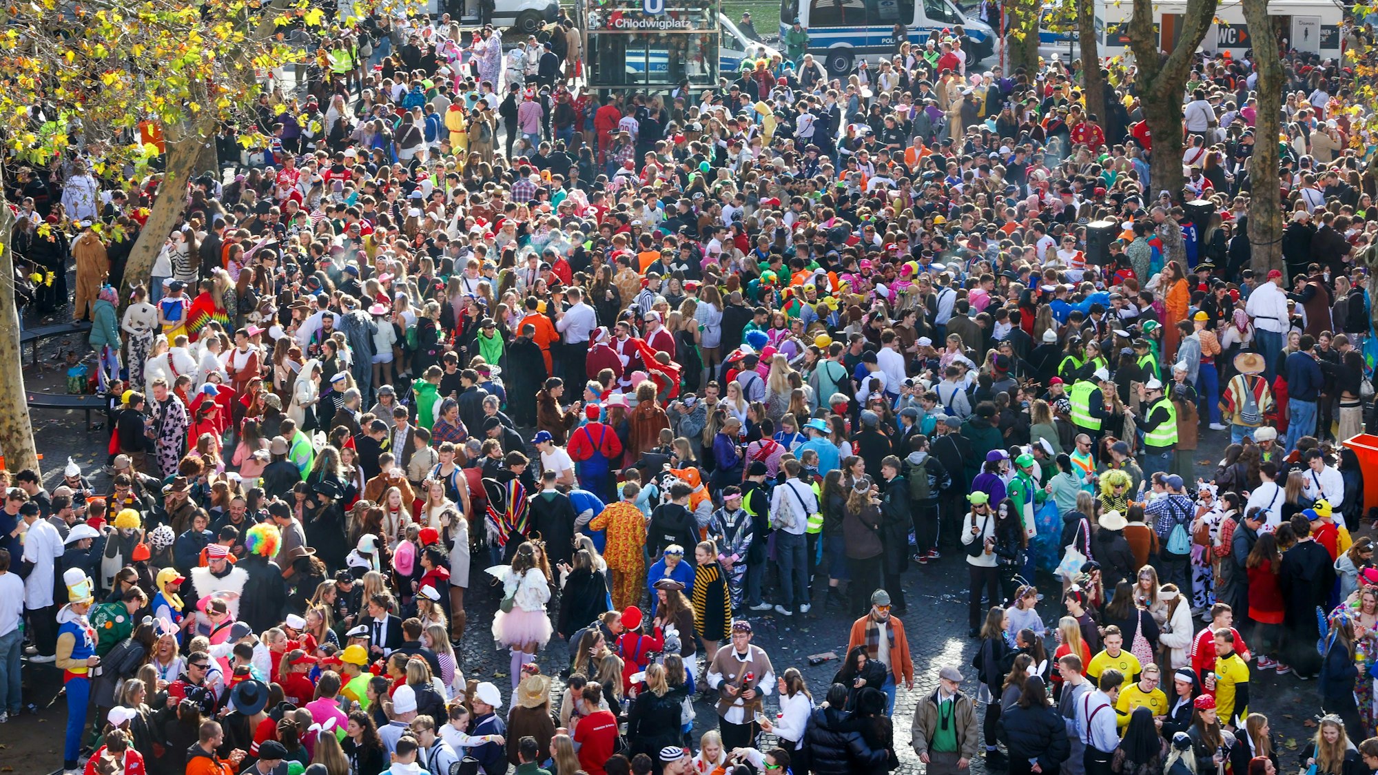 11.11.2025
Köln:
Reportage über den Kneipenkarneval zur Sessionseröffnung „Elfter im Elften“ in der Südstadt und dem Belgisches Viertel.
Übersicht auf dem Clodwigplatz von der Severinstorburg aus
Foto: Martina Goyert
