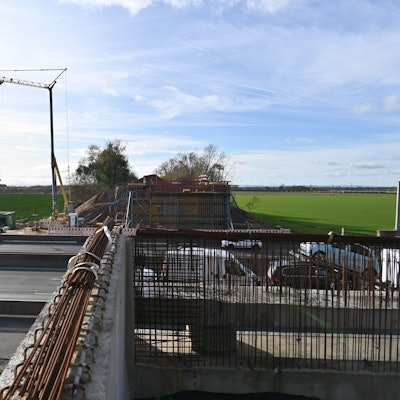 Zu sehen ist die Baustelle einer neuen Brücke über eine Autobahn.