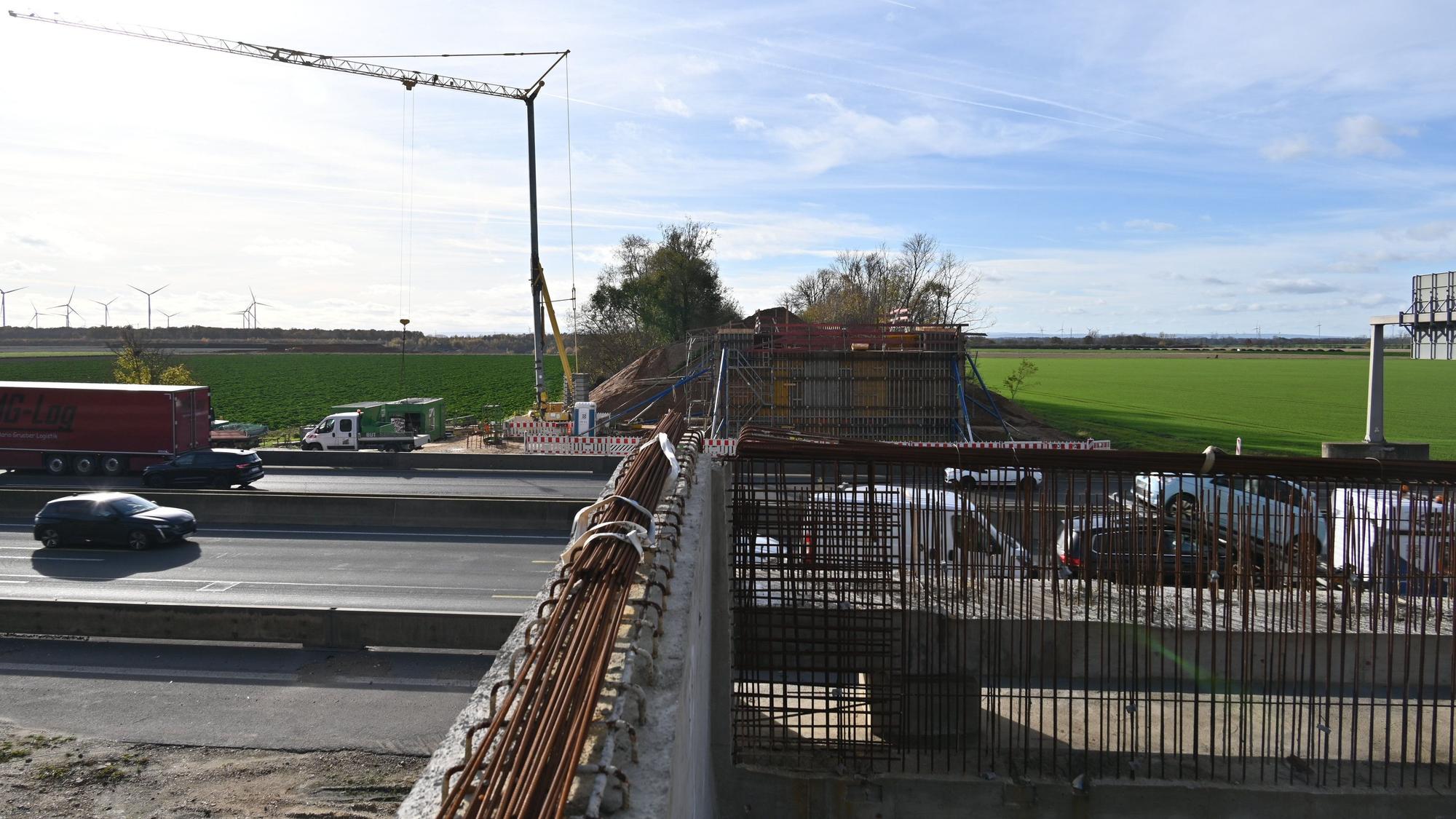 Zu sehen ist die Baustelle für einen Brückenneubau an einer Autobahn.