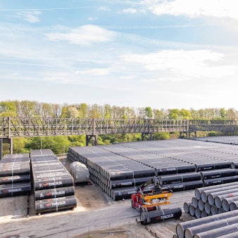 Die Rohre für die Rheinwassertransportleitung sind am Kraftwerk Neurath und auf einer Fläche des ehemaligen Tagebaus Fortuna zwischengelagert.